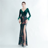 Robe de soirée à manches longues en velours à paillettes et plumes d'autruche